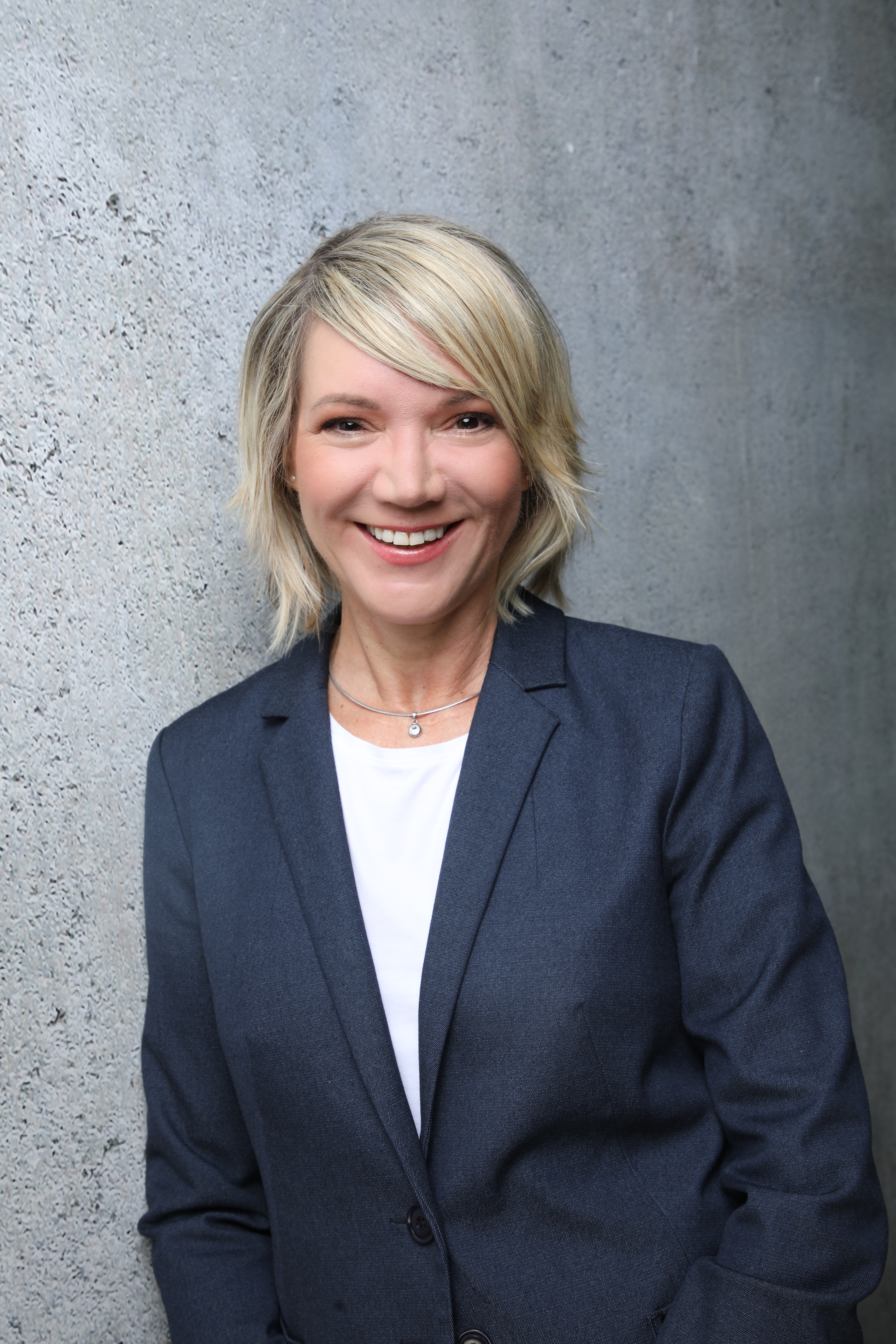 Pressefoto Dr. Saskia Dörr vor Betonwand